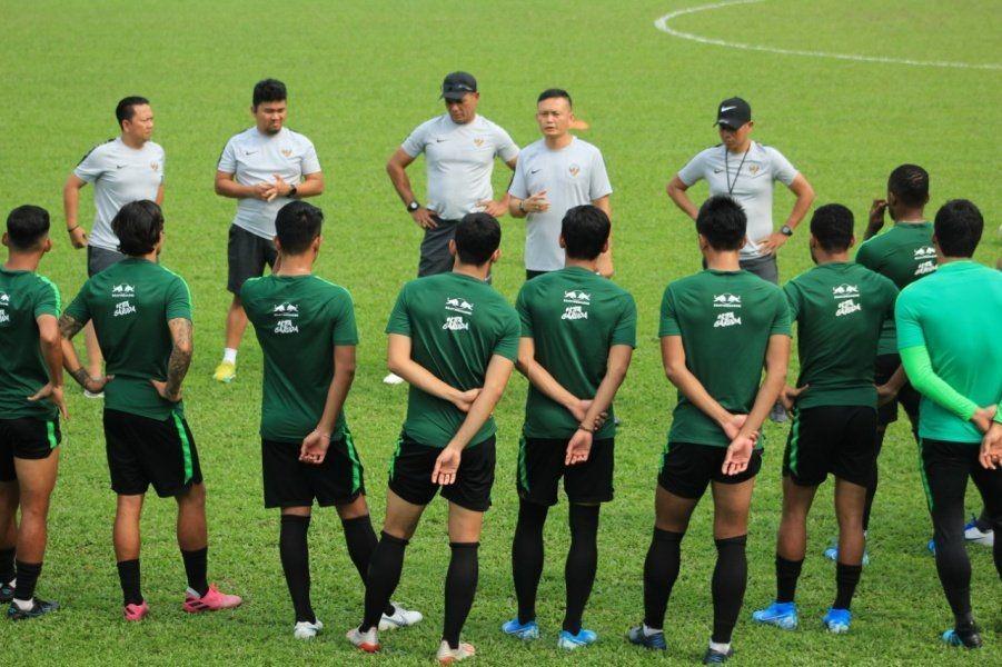 Yeyen Tumena kala mendampingi Timnas Indonesia di laga Kualifikasi Piala Dunia 2022. Twitter/@InfosuporterID