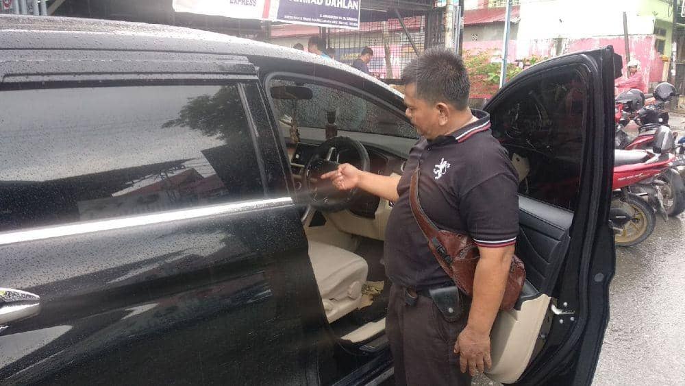 Teks foto 2 Dhani, saksi, saat menerangkan kepada polisi mengenai kejadian yang dialami keluarganya di Jalan Ahmad Dahlan, Samarinda (Dok.Polsek Samarinda Kota/Istimewa)