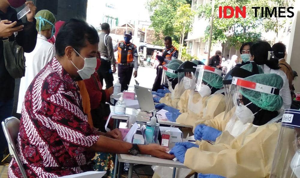 Komisioner Bawaslu Bantul, Nuril Hanafi ikuti rapid test COVID-19 di pasar tradisional Bantul Kota. IDN Times/Daruwaskita