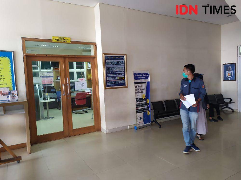 Situasi pengambilan ijazah di UBD Palembang (IDN Times/Feny Maulia Agustin)