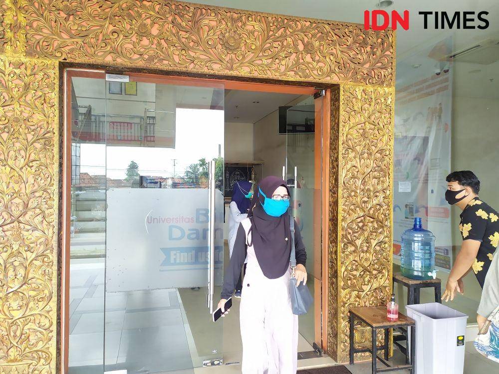 Situasi pengambilan ijazah di UBD Palembang (IDN Times/Feny Maulia Agustin)