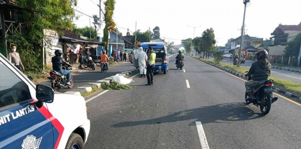 Polisi olah TKP kejadian laka-lantas di jalan Ring Road Timur Banguntapan Bantul. IDN Times/Istimewa