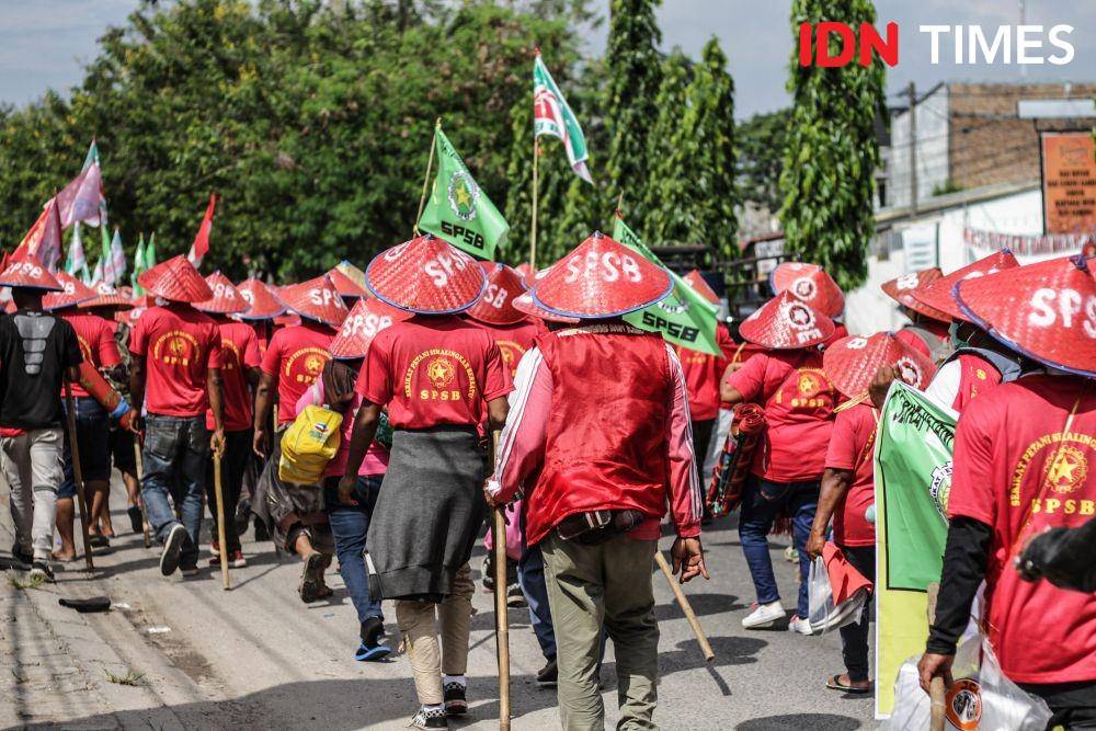 Petani di Sumut melakukan aksi jalan kaki dari Medan ke Istana Merdeka untuk menemui presiden Joko Widodo menuntut penyelesaian konflik lahan Eks HGU PTPN II, Kamis (25/6). (IDN Times/Prayugo Utomo)