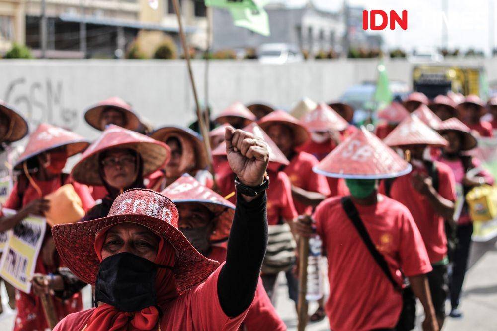 Petani di Sumut melakukan aksi jalan kaki dari Medan ke Istana Merdeka untuk menemui presiden Joko Widodo menuntut penyelesaian konflik lahan Eks HGU PTPN II, Kamis (25/6). (IDN Times/Prayugo Utomo)