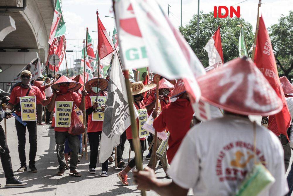 Petani di Sumut melakukan aksi jalan kaki dari Medan ke Istana Merdeka untuk menemui presiden Joko Widodo menuntut penyelesaian konflik lahan Eks HGU PTPN II, Kamis (25/6). (IDN Times/Prayugo Utomo)