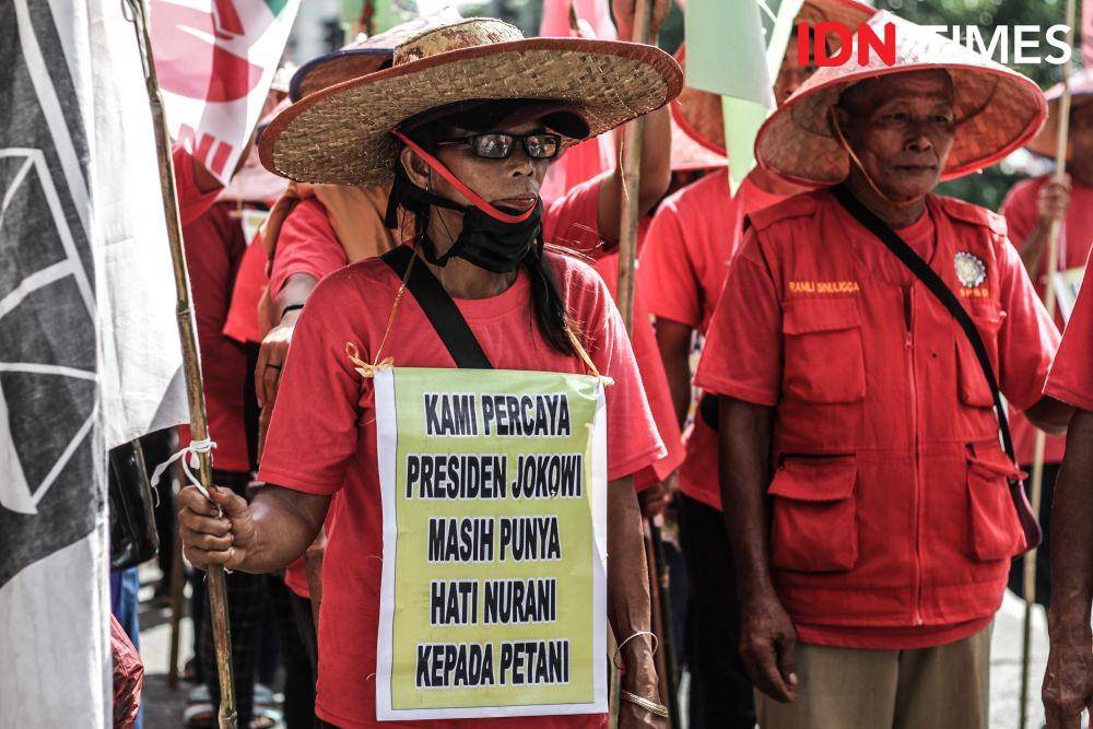 Petani di Sumut melakukan aksi jalan kaki dari Medan ke Istana Merdeka untuk menemui presiden Joko Widodo menuntut penyelesaian konflik lahan Eks HGU PTPN II, Kamis (25/6). (IDN Times/Prayugo Utomo)