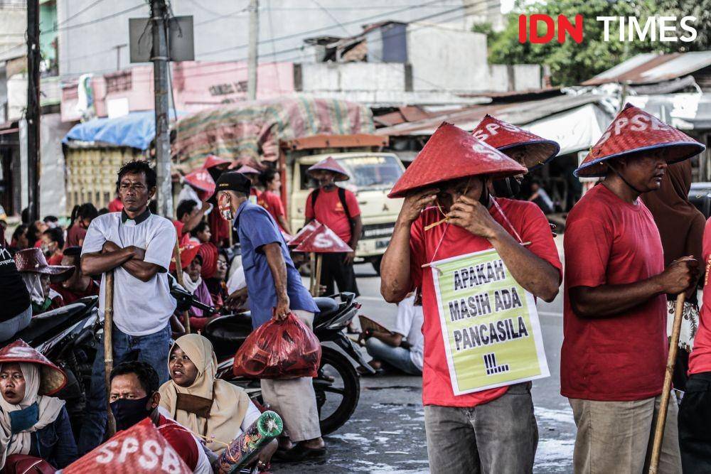 Petani di Sumut melakukan aksi jalan kaki dari Medan ke Istana Merdeka untuk menemui presiden Joko Widodo menuntut penyelesaian konflik lahan Eks HGU PTPN II, Kamis (25/6). (IDN Times/Prayugo Utomo)