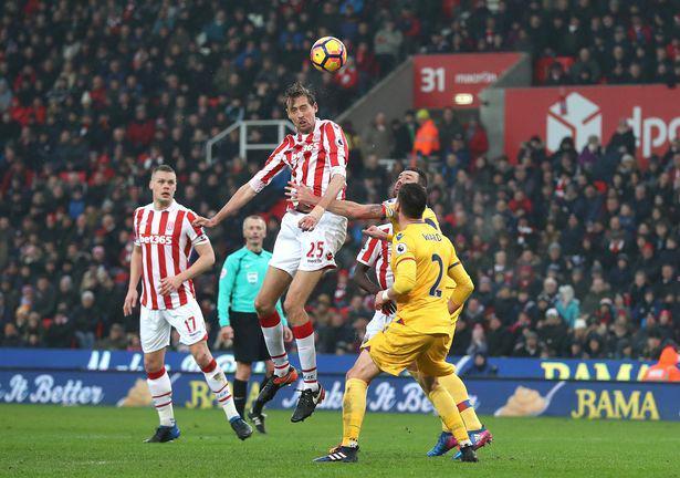 13 Pemain Sepak Bola Tertinggi Dunia, Semuanya Tembus 2 Meter Lho!