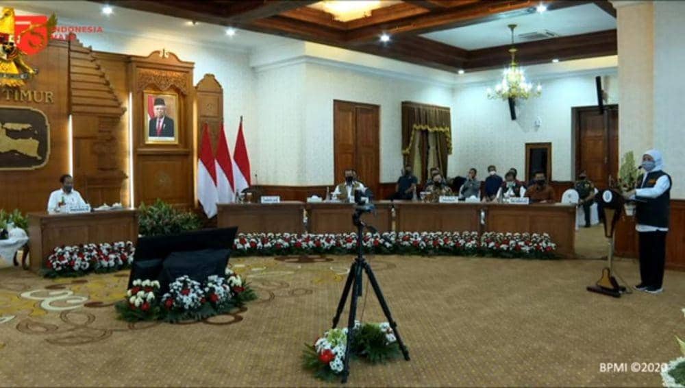 Gubenur Jatim, Khofifah Indar Parawansa saat menerima kunjungan Joko Widodo, Kami s(25/6).Tangkapan Layar YouTube Sekretariat Kepresidenan