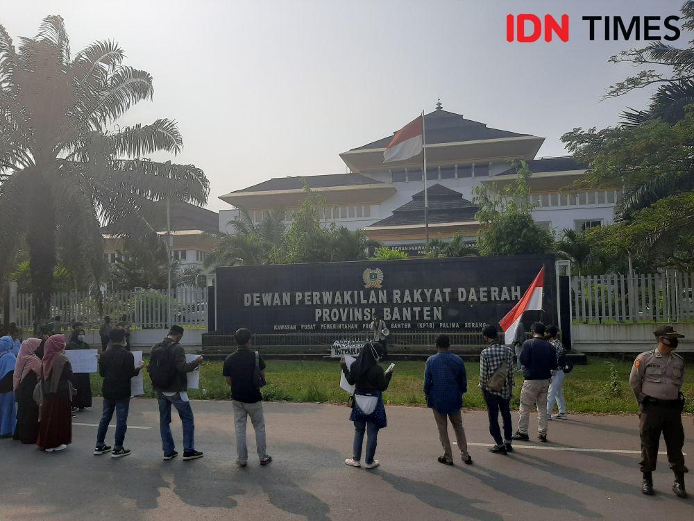 Mahasiswa di Banten Bawa Keranda Mayat dan Lempar Tomat Busuk