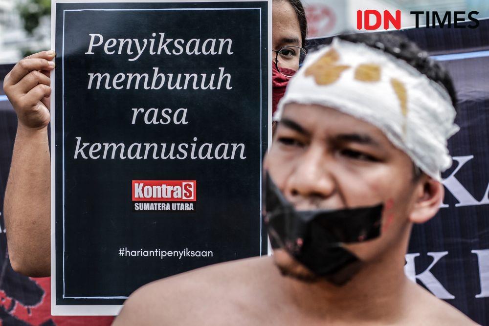 Teatrikal KontraS Sumut memperingati Hari Anti Penyiksaan Internasional yang jatuh pada Jumat (26/6). KontraS menyoroti, masih banyak penyiksaan yang diduga dilakukan aparat penegak hukum di Indonesia. (IDN Times/Prayugo Utomo)