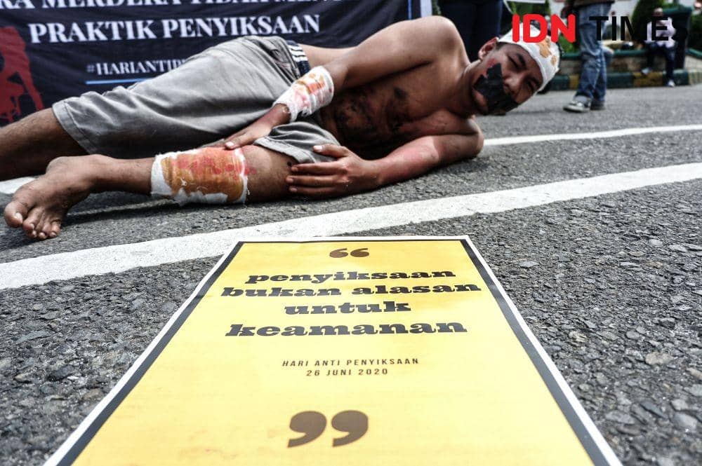 Aksi teatrikal KontraS Sumut memperingati Hari Anti Penyiksaan Internasional yang jatuh pada Jumat (26/6). KontraS menyoroti, masih banyak penyiksaan yang diduga dilakukan aparat penegak hukum di Indonesia. (IDN Times/Prayugo Utomo)