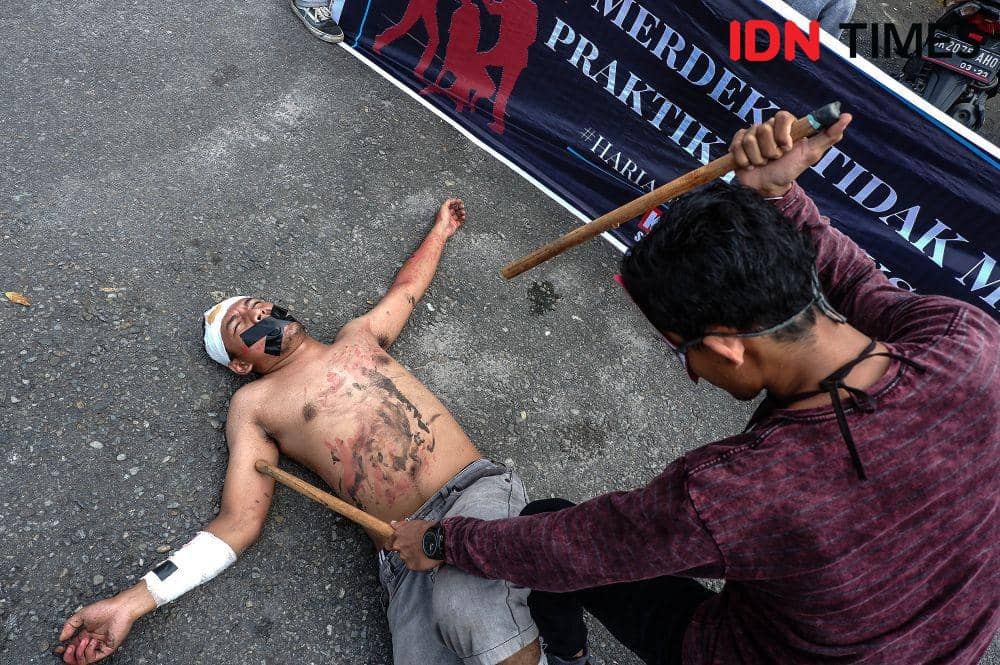Teatrikal KontraS Sumut memperingati Hari Anti Penyiksaan Internasional yang jatuh pada Jumat (26/6). KontraS menyoroti, masih banyak penyiksaan yang diduga dilakukan aparat penegak hukum di Indonesia. (IDN Times/Prayugo Utomo)
