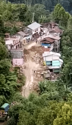 Tangkapan layar dari video bencana tanah longsor di Palopo, Sulawesi Selatan, Jumat (26/6). Dok. IDN Times/Istimewa