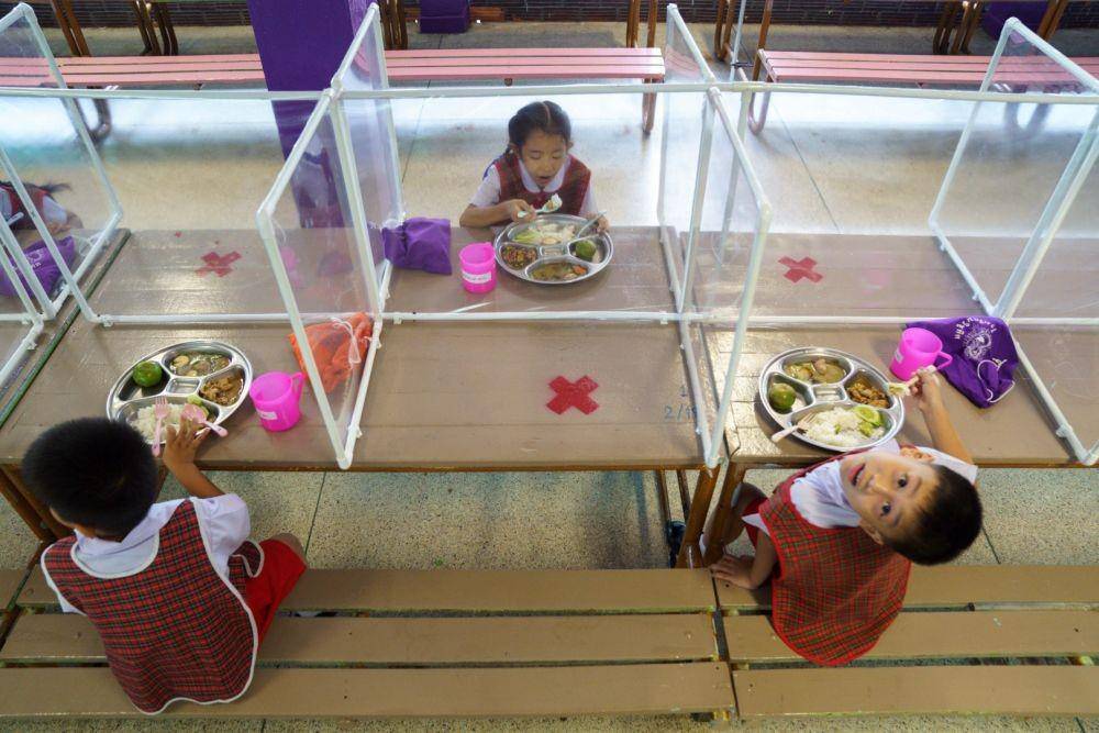 Suasana makan siang di sebuah sekolah saat pandemik COVID-19 di Bangkok, Thailand, pada 23 Juni 2020. ANTARA FOTO/REUTERS/Athit Perawongmetha