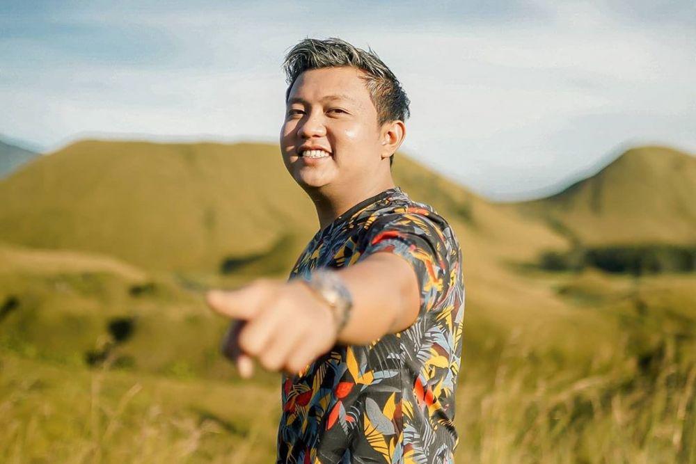 Makin Sukses, 10 Potret Penyanyi Denny Caknan yang Tetap Sederhana