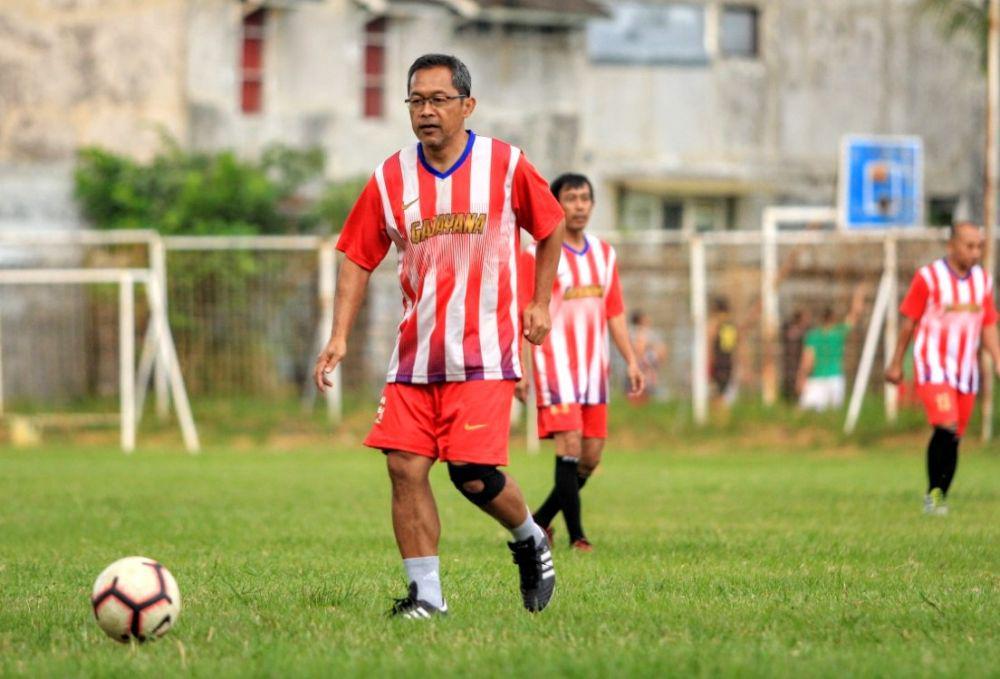 Aji Santoso saat bermain dalam laga eksebisi menghadapu Jurnalis Malang Raya. Dok/Istimewa