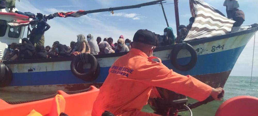 Proses evakuasi imigran Rohingya yang terdampar di Aceh (Foto: Istimewa)