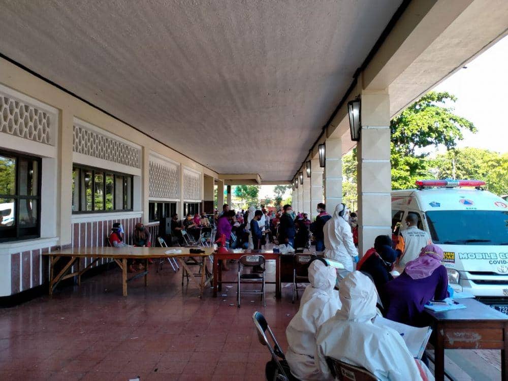 Suasana tes swab massal dengan mobil PCR milik BNPB di Kota Surabaya. Dok Humas Pemkot Surabaya