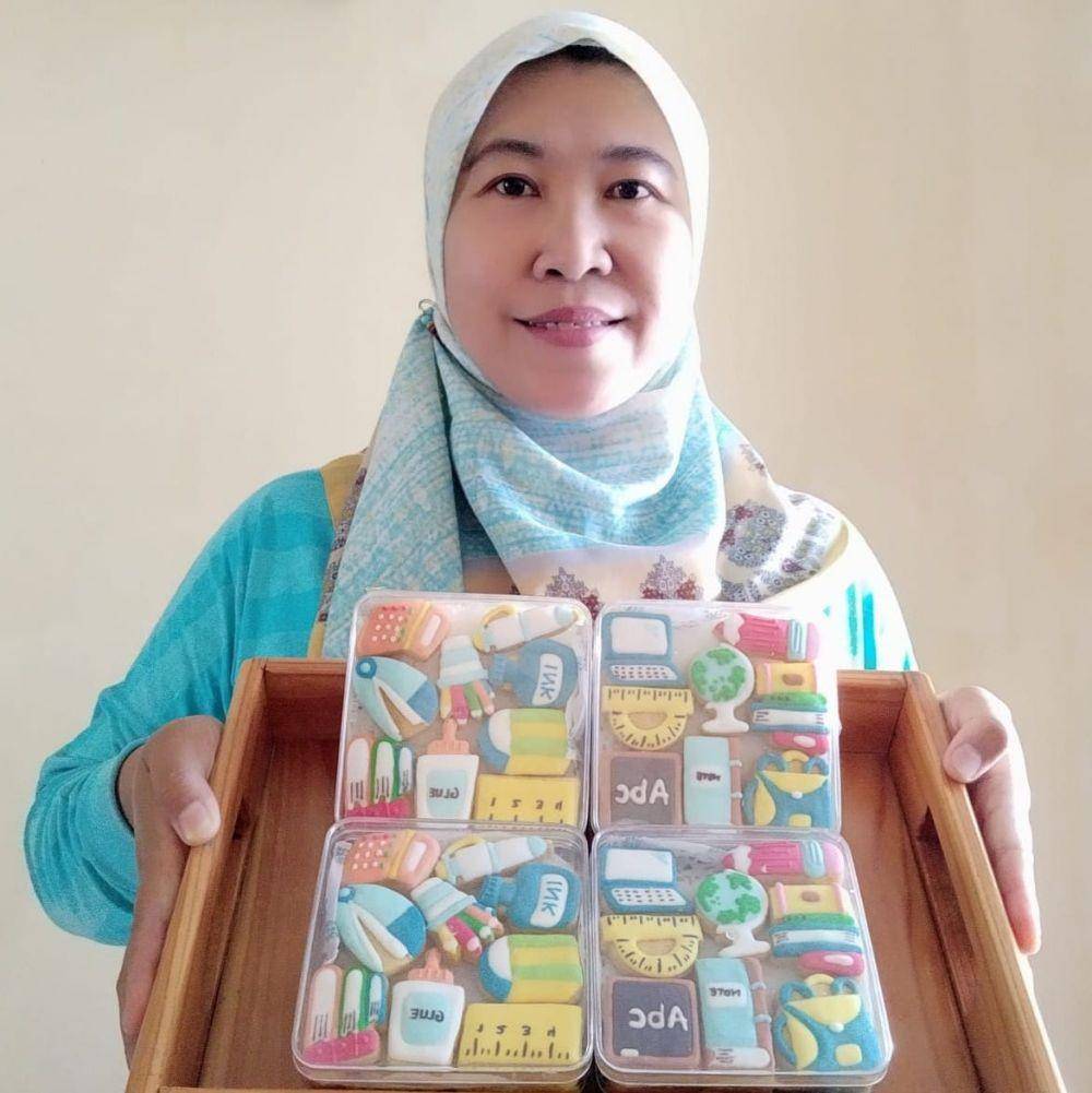 Ida Rachmawati tengah memperkenalkan produk kukis buatannya. (Dok.Image Dynamic)