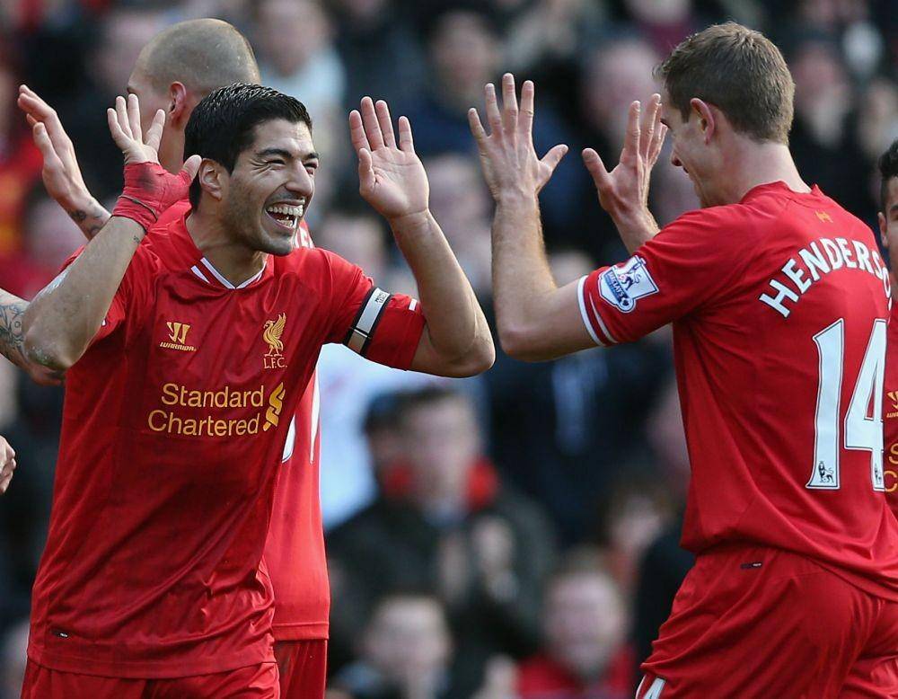 Luiz Suarez (kiri) dan Jordan Henderson (kanan) saat sama-sama masih berseragam Liverpool. (liverpoolfc.com)