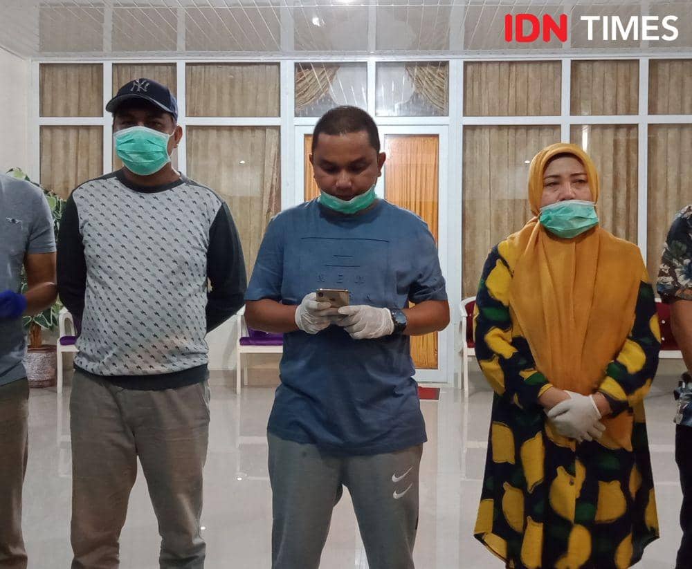 Bupati Tapteng saat memberi keterangan terkait warga nya yang berstatus PDP Meninggal Dunia (Hendra Simanjuntak/IDNTimes)