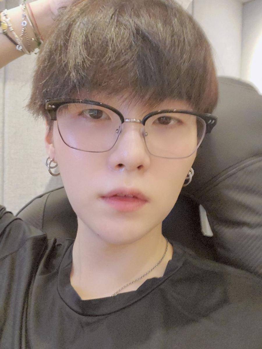 twitter.com/BTS_twt