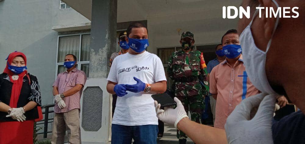 Bupati Tapteng saat meninjau lokasi ruang isolasi untuk pasien COVID-19 (Hendra Simanjuntak/IDNTimes)