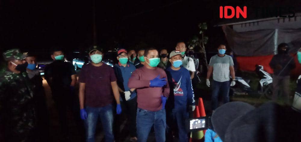 Bupati Tapteng bersama Wakil nya saat mendatangi posko COVID-19 di Kelurahan Sihaporas Nauli (Hendra Simanjuntak/IDNTimes)