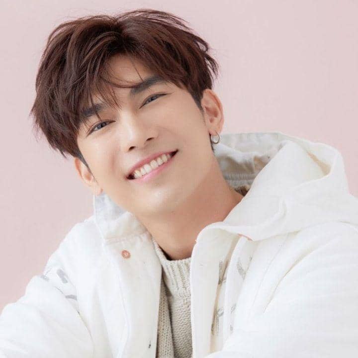 Debut Jadi Penyanyi, 10 Potret Terbaru Mew Suppasit yang Gagah Banget