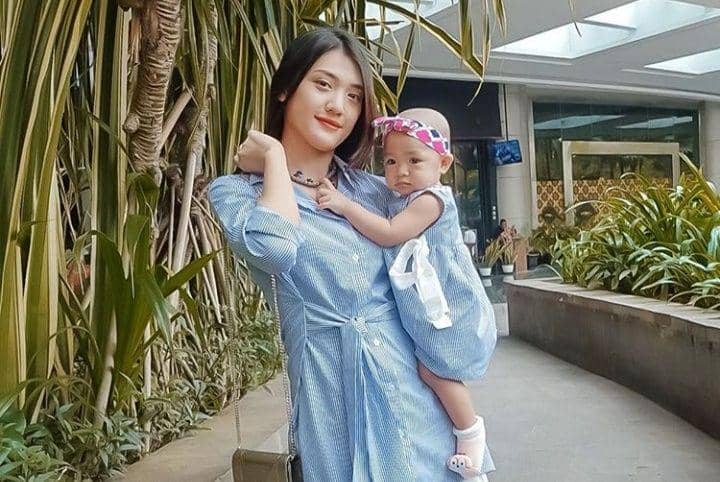 Mama Kece Idaman! 10 Potret Anissa Aziza Ketika Momong Putrinya Alinea