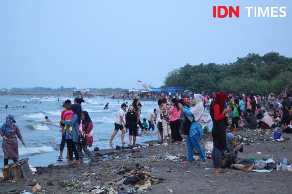 [FOTO] PSBB, Wisatawan Membludak di Pantai Tanjung Pasir