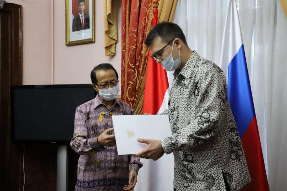 Dubes Wahid Supriyadi menyerahkan Surat Tauliah dari Presiden RI, Joko Widodo kepada Anton Zubko, Konsul Kehormatan RI di Vladivostok, Rusia (IDN Times/Irfan Fathurohman).