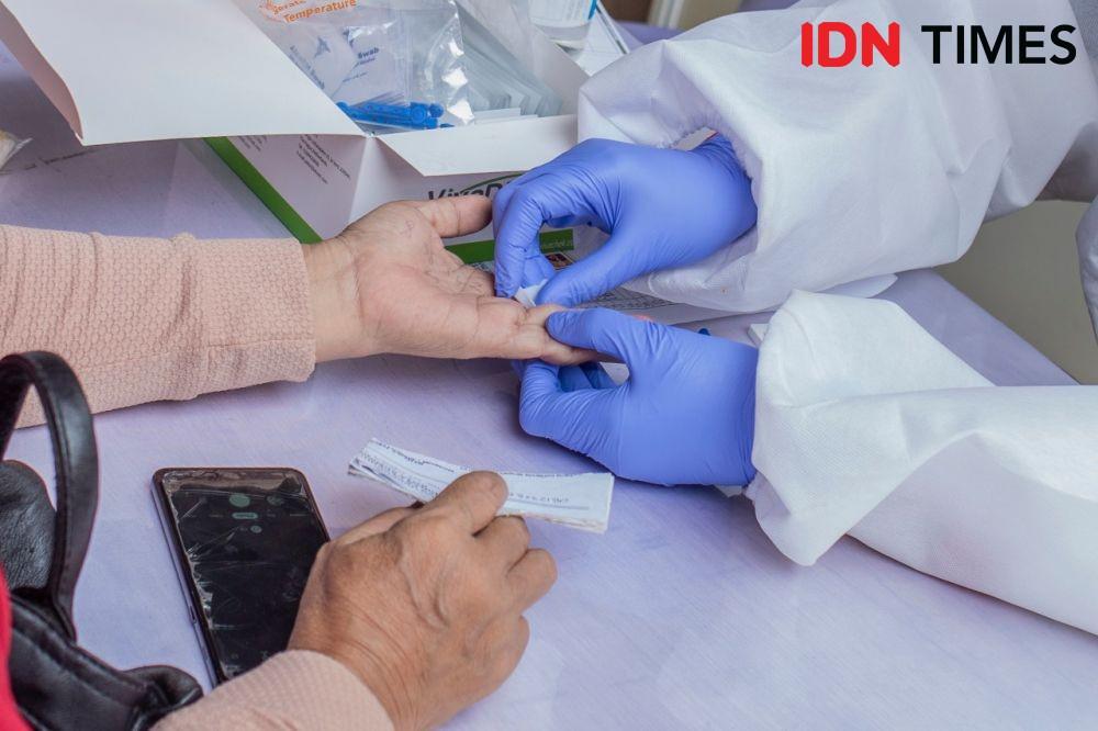 Petugas medis melakukan tes cepat (Rapid Test) COVID-19. (IDN Times/Herka Yanis)