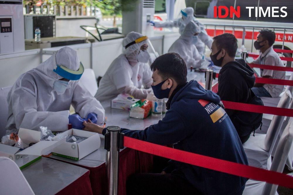 Petugas medis melakukan tes cepat (Rapid Test) COVID-19 di kawasan Kebon Sirih, Jakarta, Minggu (28/6/2020) (IDN Times/Herka Yanis)