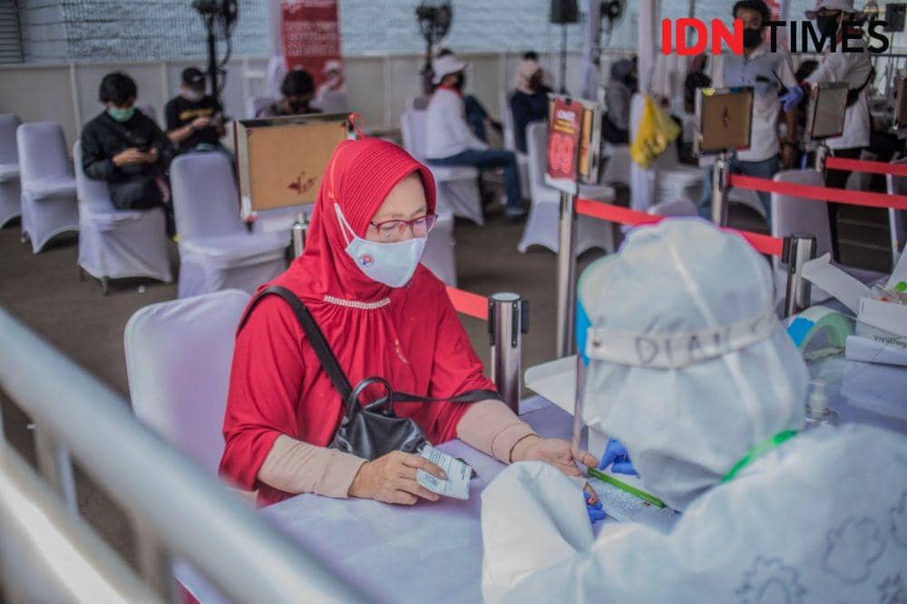 Petugas medis melakukan tes cepat (Rapid Test) COVID-19 di kawasan Kebon Sirih, Jakarta, Minggu (28/6/2020) (IDN Times/Herka Yanis)