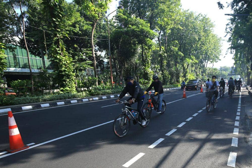 Suasana pesepeda di Kota Surabaya dengan tambahan lebar lajur. Dok Humas Pemkot Surabaya