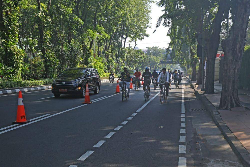 Suasana pesepeda di Kota Surabaya dengan tambahan lebar lajur. Dok Humas Pemkot Surabaya