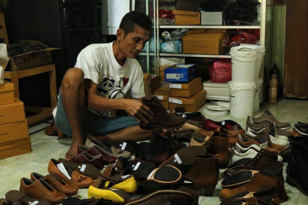 Seorang pekerja tengah memeriksa sepatu yang baru selesai produksi. IDN Times/ Alfi Ramadana