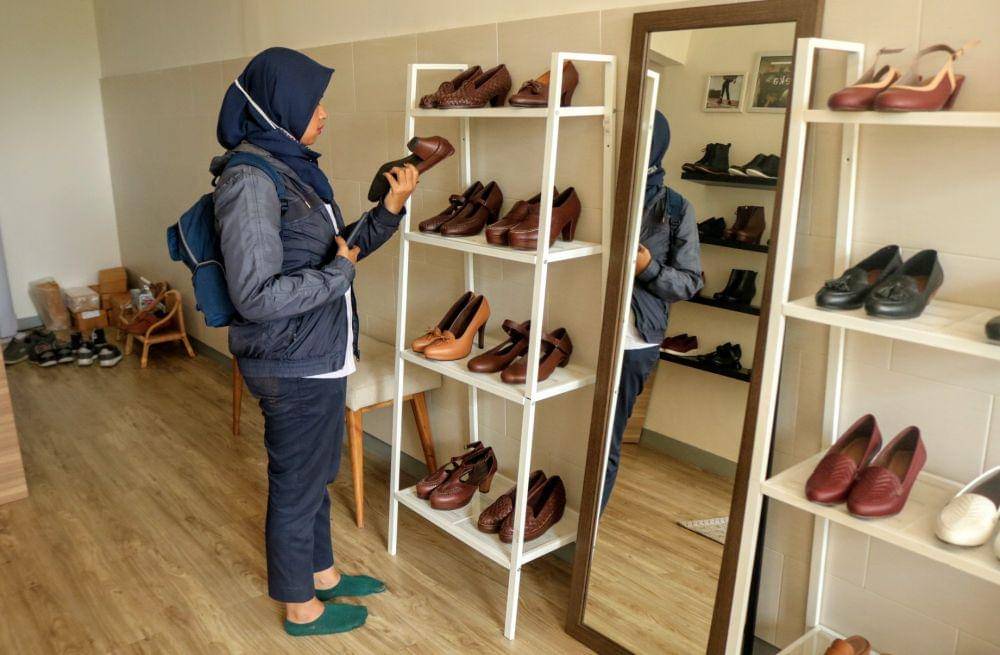 Pengunjung tengah melihat-lihat sepatu produksi Shoekashoes. Selama pandemi penjulan dimaksimalkan melalui pasar online. IDN Times/ Alfi Ramadana