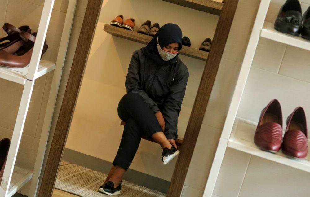 Seorang pengunjung tengah mencoba produk sepatu Shoekashoes. IDN Times/ Alfi Ramadana