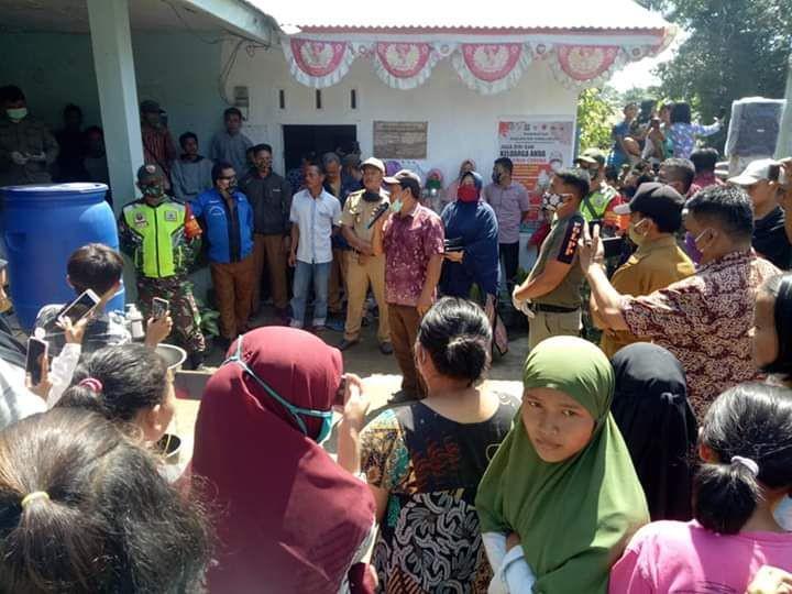 Ratusan warga protes tidak terima hasil swab test (Dok.IDN Times/Istimewa)