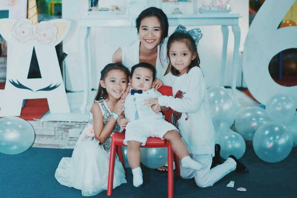 Saudara Beda Ibu, 10 Potret Akur Adira Kania dan 3 Adik Sambung