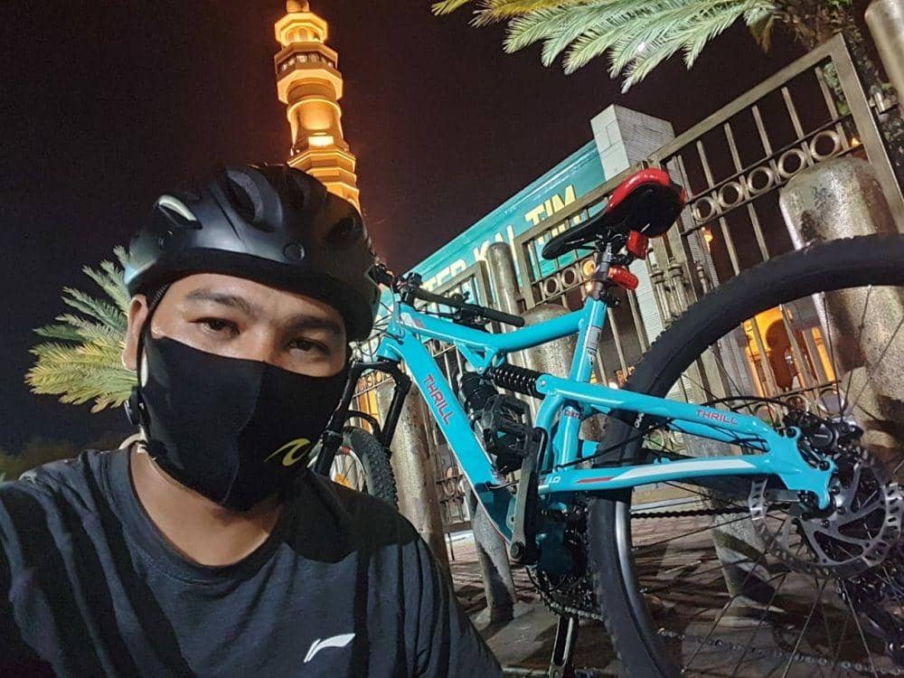 Maskaryadiansyah dan sepedanya di depan pagar Islamic Centre Kaltim (Dok.IDN Times/Istimewa)