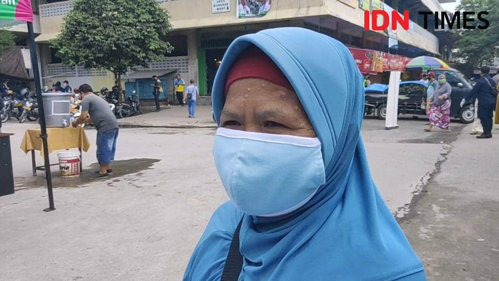 Minah, seorang pedagang Pasar Pandansari Balikpapan peserta swab test (IDN Times/ Haikal)