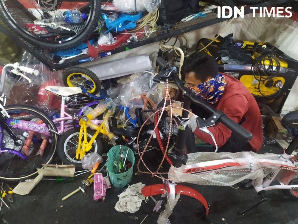 Pembeli sedang memilih jenis sepeda di salah satu toko di kawasan pasar 16 ilir Palembang (IDN Times/Feny Maulia Agustin)