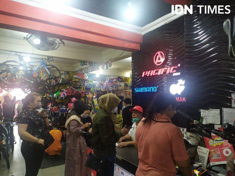 Pembeli sedang memilih jenis sepeda di salah satu toko di kawasan pasar 16 ilir Palembang (IDN Times/Feny Maulia Agustin)