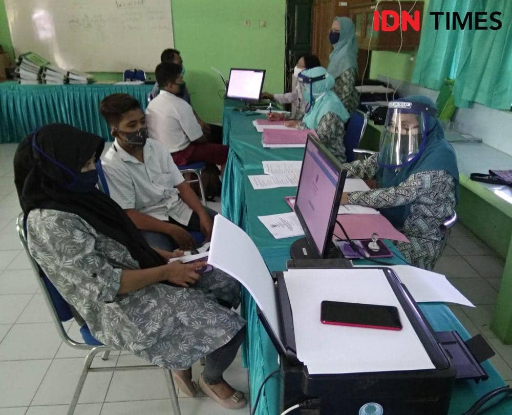 Calon siswa baru beserta orang tuanya sedang berkonsultasi untuk mendaftar di SMP Negeri 14 Kota Madiun, Rabu (1/7). IDN Times/Nofika Dian Nugroho