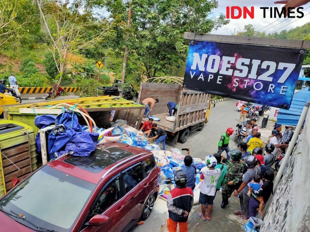 Tak Kuat Menanjak, Truk Angkut Beras Terguling Menimpa Mobil