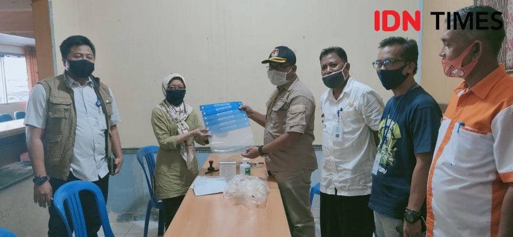 Ketua KPU Balikpapan Noor Thoha menyerahkan bantuan APD kepada petugas PPK Korwil Kelurahan Damai Bahagia Balikpapan, 1 Juli 2020 (IDN Times / Haikal)